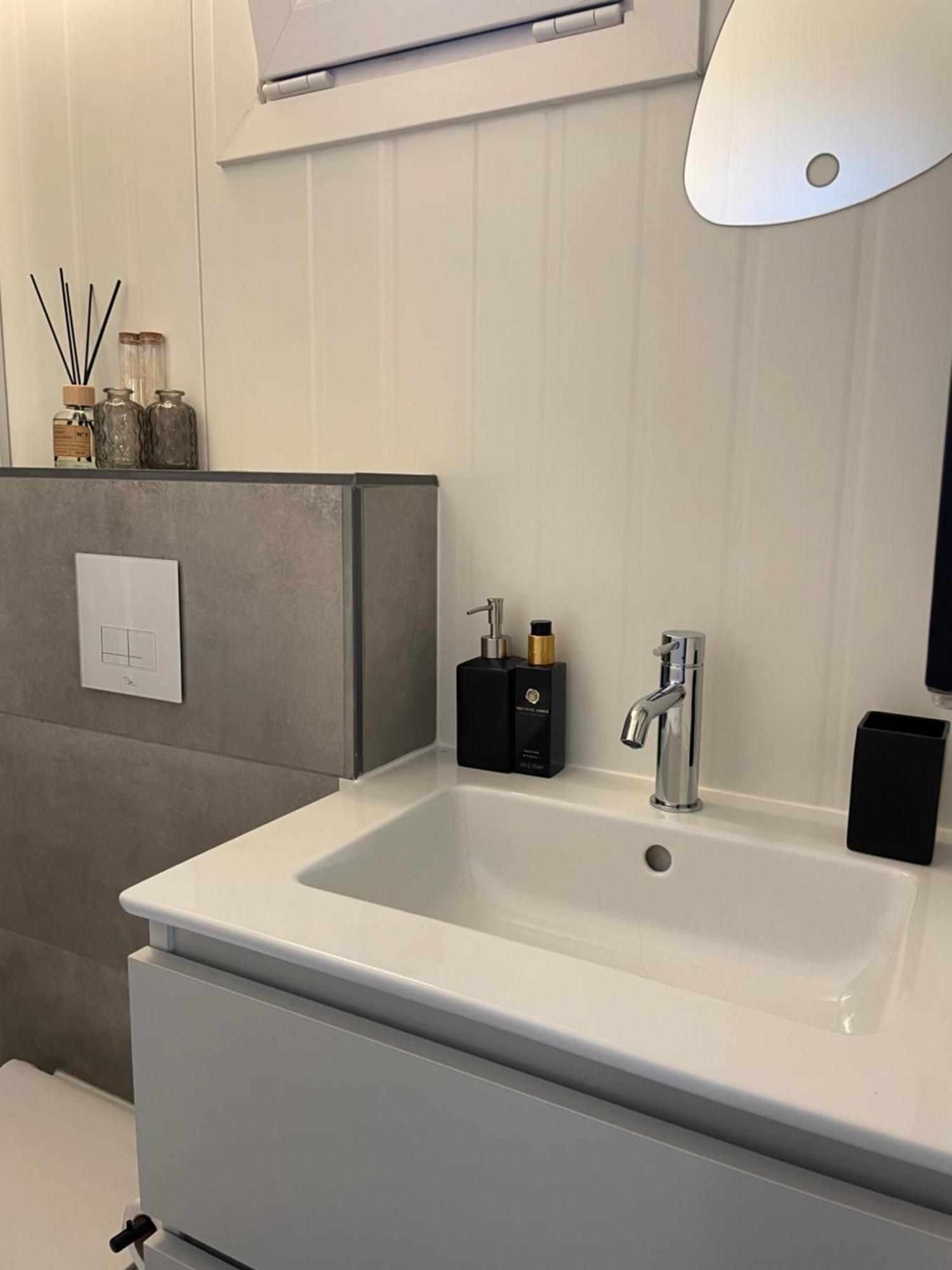 Luxe Tiny House Incl Jacuzzi En Strandhuisje In Zomerseizoen Meliskerke Extérieur photo